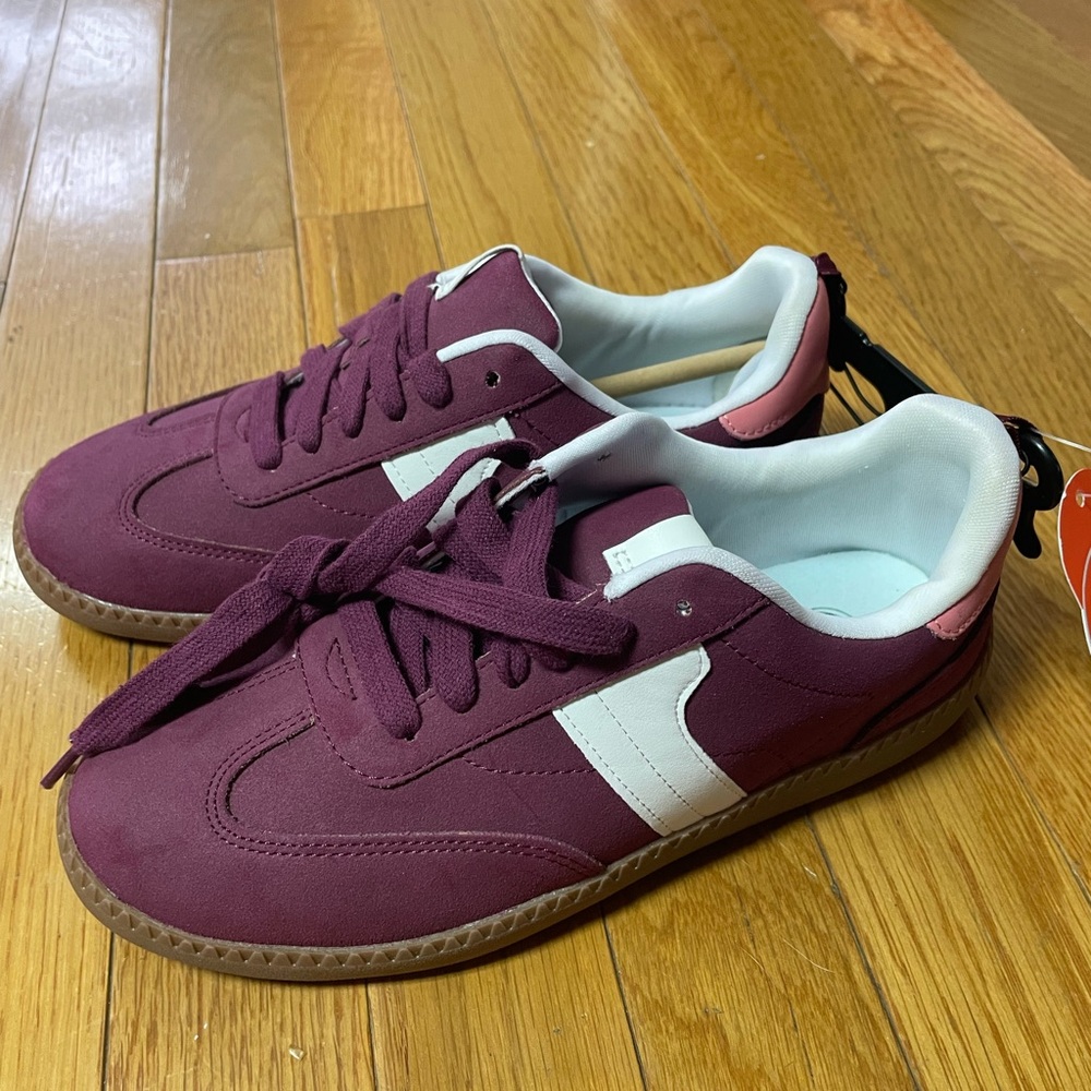 Adorable Plum Sneakers with White‎ Accents casual size 3 NWT - Picture 3 of 8